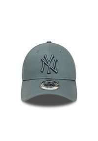 Szürke baseball sapka sötétszürke New York Yankees logóval hímzéssel. Görbített karimával és állítható pánttal a hátoldalon.