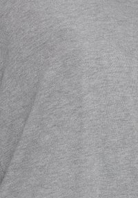 Grå pullover sweater lavet af blødt strikstof. Har en glat tekstur med et subtilt meleret mønster og en afslappet pasform.