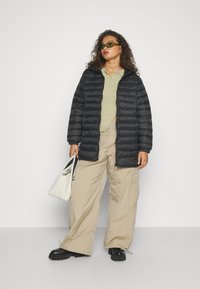 ONLY Carmakoma CARNEW TAHOE QUILTED HOOD - Žieminis paltas - black