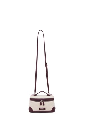 Piccola borsa a tracolla rettangolare beige e marrone con tracolla lunga regolabile, manico superiore e chiusura con doppia cerniera.