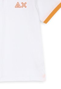 Polo bianco con dettagli arancioni sulle maniche. Presenta loghi geometrici ricamati in arancione. Realizzato in un tessuto testurizzato e traspirante.