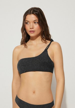 Schwarzes, einseitiges Bikini-Oberteil mit glitzernder Textur und asymmetrischem Design. Verfügt über einen dünnen Träger auf einer Seite und ein glattes Band.