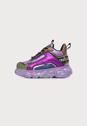 Chunky sneaker med metaliske lilla, grønne og bronzefarvede paneler, sorte snørebånd, tyk tekstureret lavendel sål og "BUFFALO" branding på hælremmen.
