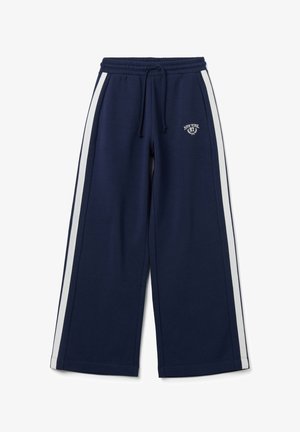 Pantaloni della tuta navy con gambe larghe, vita elasticizzata, cordoncino e strisce laterali bianche. Presenta un piccolo logo ricamato sulla parte anteriore.