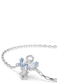 Pulsera de cadena de plata con un colgante en forma de mariposa que cuenta con piedras preciosas transparentes y azules claras.
