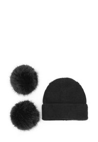 Cappello di lana nera a maglia con risvolto e due pompon in pelliccia sintetica nera staccabili su uno sfondo bianco.