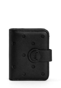 Černá kožená peněženka s hladkým povrchem, která má vyvýšené kulaté akcenty a zavírání na klopu zajištěné kulatým patentem.