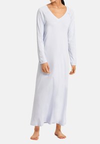 Vestito da notte a maniche lunghe di colore azzurro chiaro, design a scollo a V, realizzato in tessuto morbido con una texture liscia, che arriva a metà polpaccio con una vestibilità comoda.