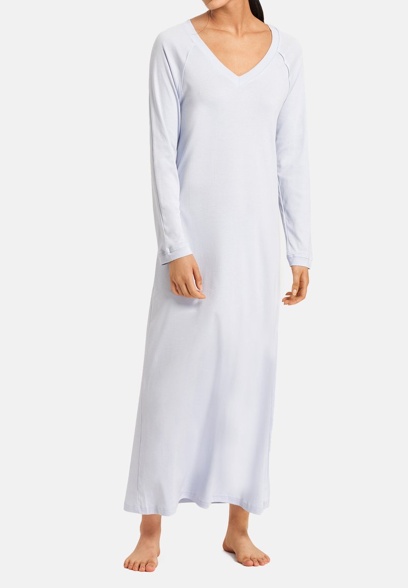Vestito da notte a maniche lunghe di colore azzurro chiaro, design a scollo a V, realizzato in tessuto morbido con una texture liscia, che arriva a metà polpaccio con una vestibilità comoda.