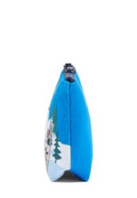 Borsa blu in peluche con un design cartoon che presenta alberi e personaggi, chiusura con zip nella parte superiore, profilo piatto e texture morbida.