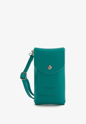 Teal leren telefoonhoesje met een drukknopsluiting, voorvak en verstelbare strap. Zachte textuur en afgeronde hoeken voor een compact ontwerp.