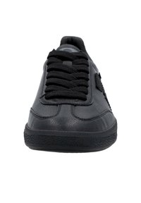 Baskets en cuir noir avec un bout arrondi, un dessus texturé et de larges lacets noirs. La semelle en caoutchouc présente un motif texturé pour l'adhérence.