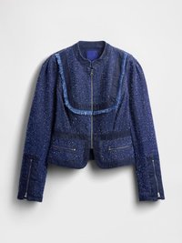 Giubbotto blu navy corto con finitura testurizzata, dotato di chiusura a zip frontale, dettagli in denim, due tasche frontali con zip e colletto arricciato.
