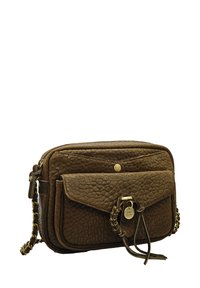 Sac en cuir texturé marron avec une poche avant à rabat, une chaîne dorée et un charme et un bouton à marque Mila Louise Paris.