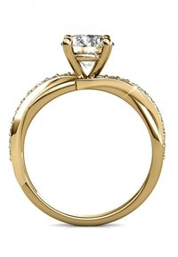Anello d'oro con un diamante centrale, montatura triangolare. La fascia presenta dettagli fini e piccoli diamanti lungo i lati, finitura lucida.