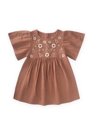 Brun kortærmet babydragt med hvid og beige blomsterbroderi på brystet og en opsamlet nederdel.