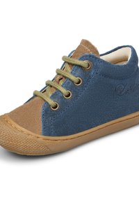 Sneaker in camoscio per bambini blu e marrone con lacci verdi e suola in gomma testurizzata.