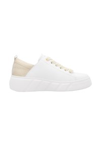 Baskets blanches avec un dessus lisse, des accents élastiques beiges, six trous pour les lacets, et une semelle texturée et surélevée avec un motif diagonal.