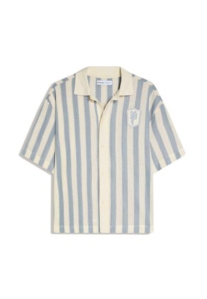Kort mouwen overhemd met knopen, verticale crème- en lichtblauwe strepen, campkraag en een "P" embleem op de linkerborst.