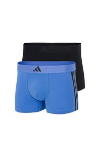 Dva páry pánských boxerek: jeden modrý s černými pruhy a modrým páskem, druhý černý s černým páskem a logem.