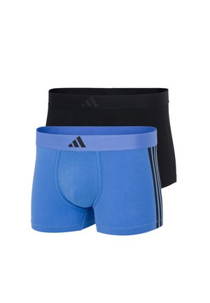 Dva páry pánských boxerek: jeden modrý s černými pruhy a modrým páskem, druhý černý s černým páskem a logem.