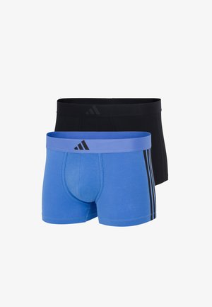 Due paia di boxer da uomo: uno blu con strisce nere e cintura in vita blu, e uno nero con cintura in vita nera e logo.