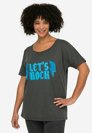 Šedé tričko s krátkým rukávem s velkým modrým potiskem "LET'S ROCK" s bleskovými akcenty, vyrobené z jemné, strukturované tkaniny.