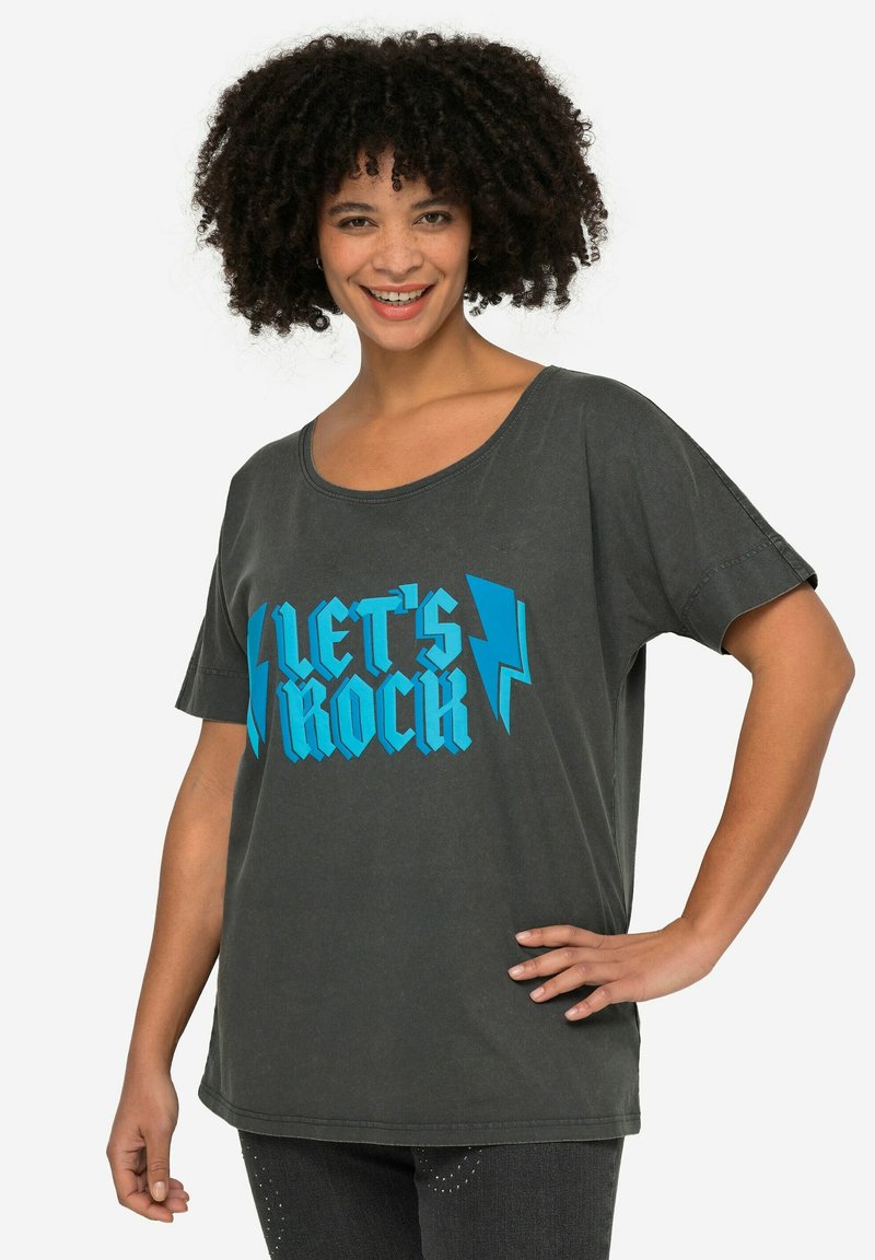 Šedé tričko s krátkým rukávem s velkým modrým potiskem "LET'S ROCK" s bleskovými akcenty, vyrobené z jemné, strukturované tkaniny.
