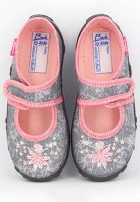 Graue Stoffschuhe mit pinkem Rand und Riemen, die mit floralem Stickereien und Pailletten verziert sind, runde Zehenform und strukturierte Gummisohle.