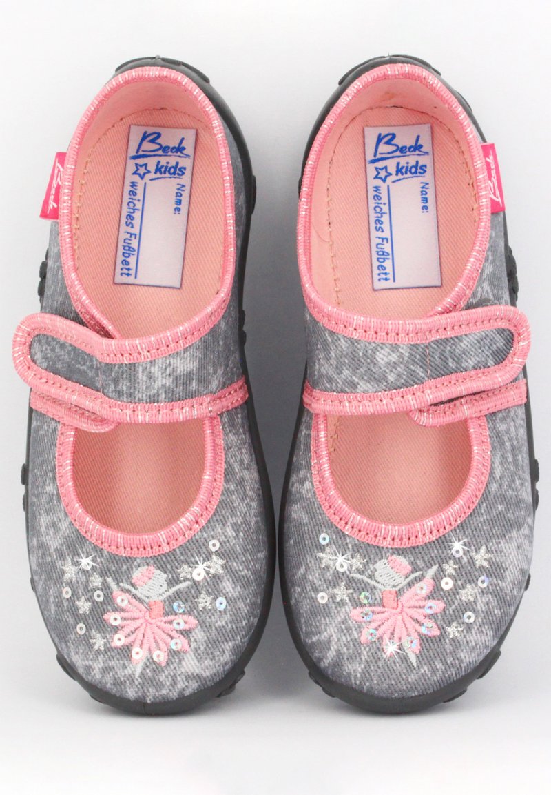 Graue Stoffschuhe mit pinkem Rand und Riemen, die mit floralem Stickereien und Pailletten verziert sind, runde Zehenform und strukturierte Gummisohle.