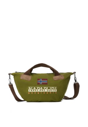 Bolso de hombro verde oliva con asas y correa marrones, con una pequeña bandera noruega y el logo "Napapijri geographic" en la parte delantera.