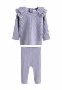 Violetti ribbattu neulostyylinen kahden osan setti, joka sisältää pitkähihainen paidan, jossa on frillakoristeita, ja vastaavat ribbatut legginsit. Pehmeä pinta koko vaatteessa.