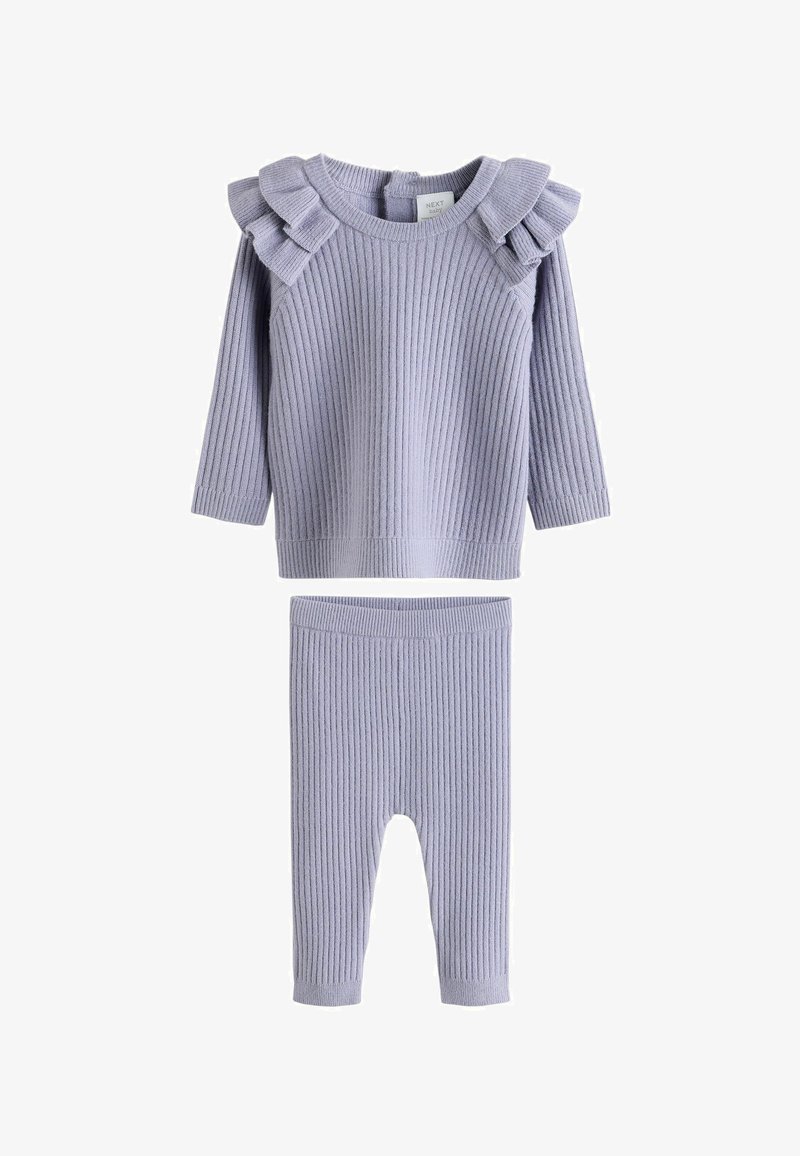 Fliederfarbenes geripptes Baby-Outfit mit langen Ärmeln, einem Oberteil mit Rüschen an den Schultern und passenden enganliegenden Hosen auf weißem Hintergrund.