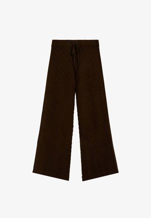 Pantalones marrones de pierna ancha confeccionados en tela texturizada con cintura de cordón. Presentan un patrón de diamantes a lo largo de todo el material.