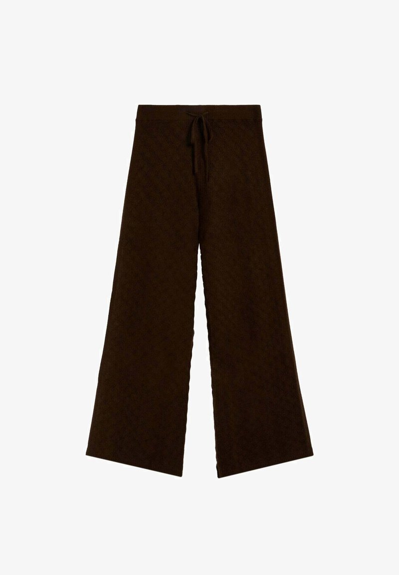 Pantalones marrones de pierna ancha confeccionados en tela texturizada con cintura de cordón. Presentan un patrón de diamantes a lo largo de todo el material.