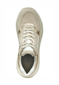 Zapatilla beige hecha de ante y malla. Presenta un diseño de cordones, collar acolchado y una suela texturizada con un logotipo en la plantilla.