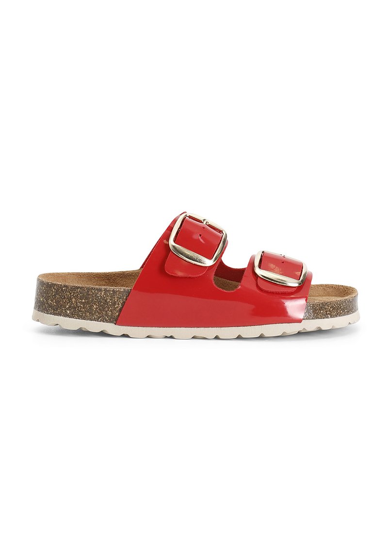 Sandal in patent rosso con due cinghie regolabili, fibbie dorate, suola in sughero e suola in gomma bianca. Texture liscia, design aperto.