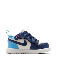 Scarpa da ginnastica Nike blu e bianca con esterno in pelle liscia, sovrapposizioni testurizzate, accenti blu, suola in gomma e design con lacci.