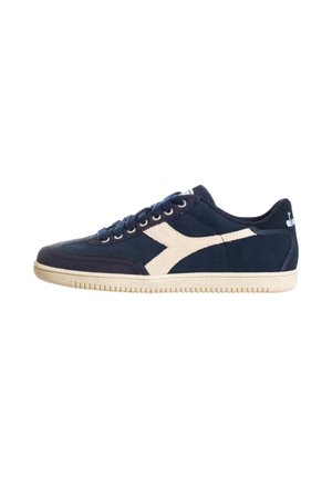 Sneaker blu navy con striscia diagonale bianca con logo, suola bianca e lacci blu scuro su sfondo bianco.