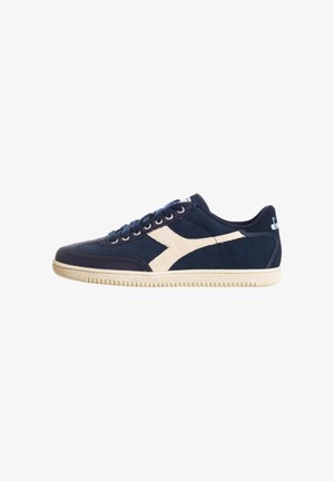 Sneaker blu navy con striscia diagonale bianca con logo, suola bianca e lacci blu scuro su sfondo bianco.