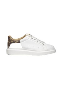 Zapatilla de piel blanca con punta redondeada, suela plana y acentos marrones con patrón en el talón. Ojetes de metal y cordones planos completan el diseño.