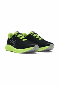 Chaussures de sport noires avec des accents vert fluo, tige en mesh, semelle rembourrée et un logo distinctif sur le côté et les lacets.