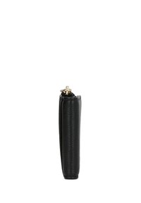 Billetera de cuero negro con un acabado texturizado, forma delgada, detalle de hardware dorado en el broche superior y patrón de costura vertical a lo largo del lateral.