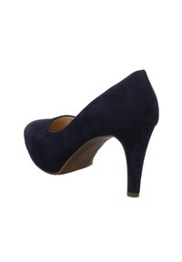 Chaussure à talon haut en daim bleu marine pour femme avec bout fermé et talon fin, vue de côté sur fond blanc.
