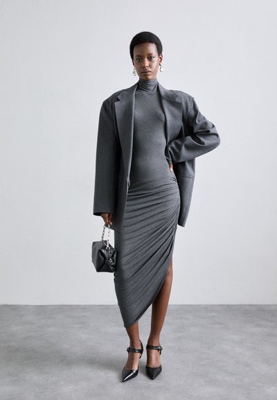 Norma Kamali LONG SLEEVE TURTLENECK SIDE DRAPE DRESS  - Dzsörzéruha - dark grey