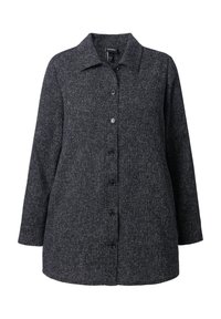 Donkergrijze button-up jas van textuurstof, met een kraag, lange mouwen en knoopsluiting aan de voorkant.