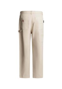 Beige Baumwoll-Cargohosen mit lockerer Passform, die über mehrere Taschen und ein umgeschlagenes Saumdesign verfügen. Schlichte Nähte und ein Etikett auf dem Bund.