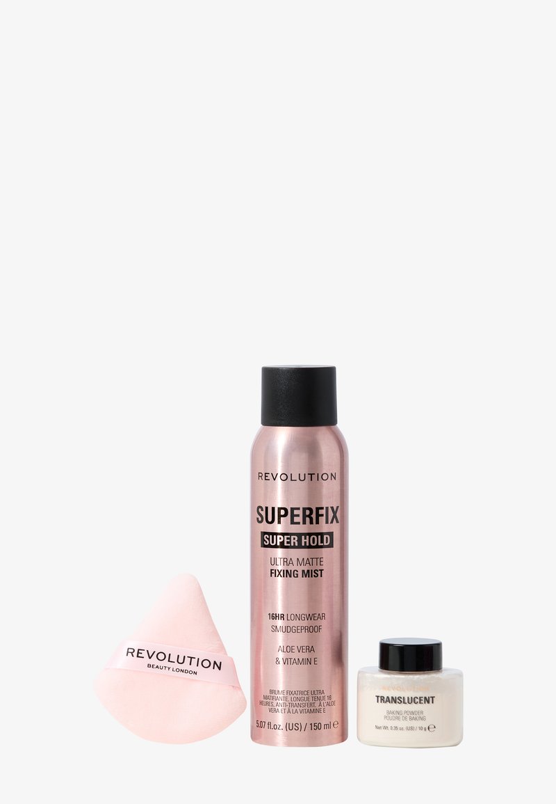 Revolution Superfix Ultra Matte Fixing Mist w metalicznie różowej puszce, różowa gąbka do makijażu oraz mały słoiczek z transparentnym pudrem.