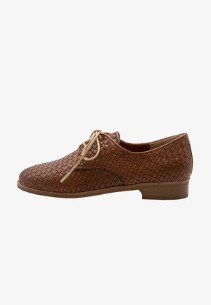 Zapato marrón de cuero trenzado con puntera redonda, tacón bajo y cordón de color claro. Presenta un patrón trenzado intrincado y un acabado suave.