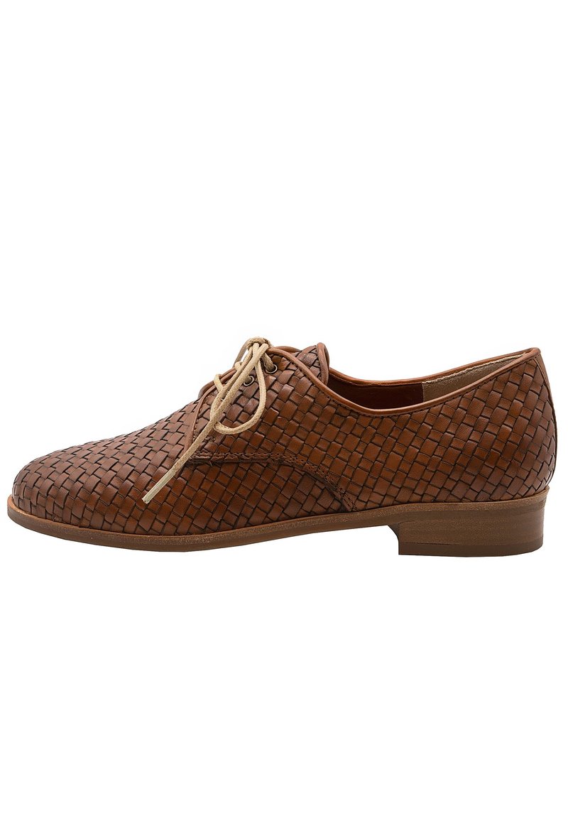 Chaussure en cuir marron tressé avec un bout arrondi, un talon bas et un lacet de couleur claire. Présente un motif tressé complexe et une finition lisse.